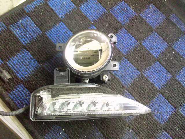 【中古】中古部品 スカイライン YV37 右ﾌｫｸﾞﾗﾝﾌﾟ 【3330220100-250423000210850】 16,060円