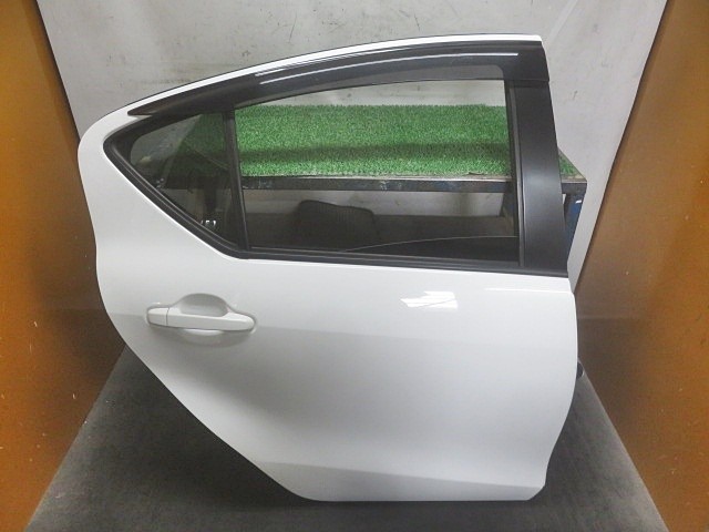 【中古】中古部品 アクア NHP10 右ﾘｱﾄﾞｱ 【3330380100-000037014713300】