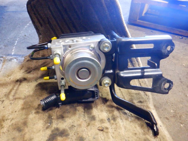 【中古】中古部品 シエンタ NSP170G ABSｱｸﾁｭｴｰﾀｰ 【3340140100-000025068042500】