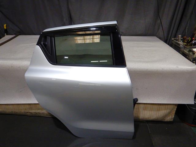 【中古】中古部品 スイフト ZC83S 右ﾘｱﾄﾞｱ 【3330810100-250425000113300】