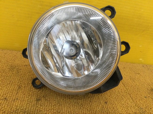 【中古】中古部品 プリウス ZVW35 右ﾌｫｸﾞﾗﾝﾌﾟ 【3330960100-000052451010850】