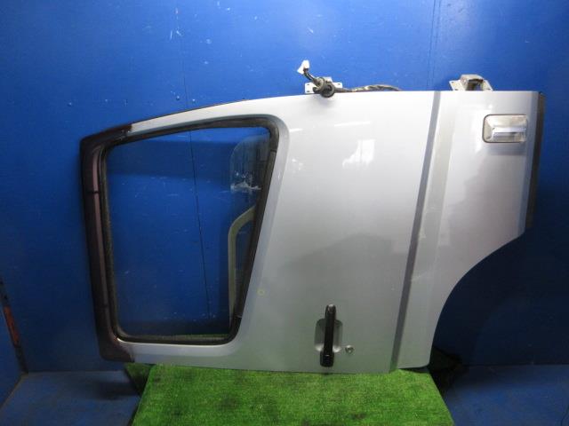 【中古】中古部品 ふそうトラクター FV64VJR 右ﾌﾛﾝﾄﾄﾞｱ 【3310270100-000014789313100】