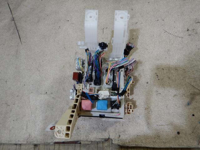 【中古】中古部品 ラクティス SCP100 ﾋｭｰｽﾞﾎﾞｯｸｽ 【3330810100-001632124767800】
