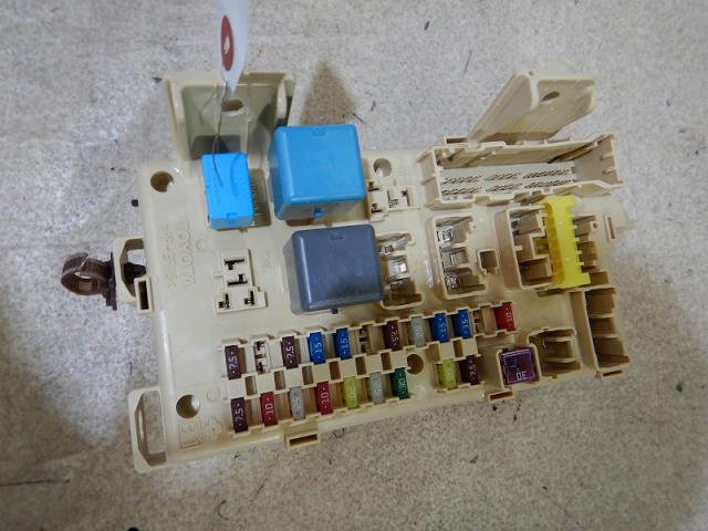 【中古】中古部品 アイシス ANM10W ﾋｭｰｽﾞﾎﾞｯｸｽ 【3330810100-001634081667800】