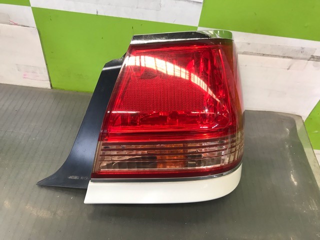【中古】中古部品 クラウン JZS175 右ﾃｰﾙﾗﾝﾌﾟ 【3330530100-000005355515500】