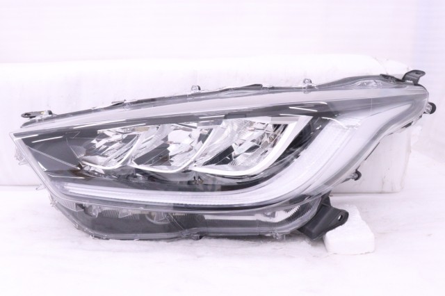 【中古】中古部品 ヤリス MXPA10 左ﾍｯﾄﾞﾗﾝﾌﾟ 【3260520000-250513502410900】