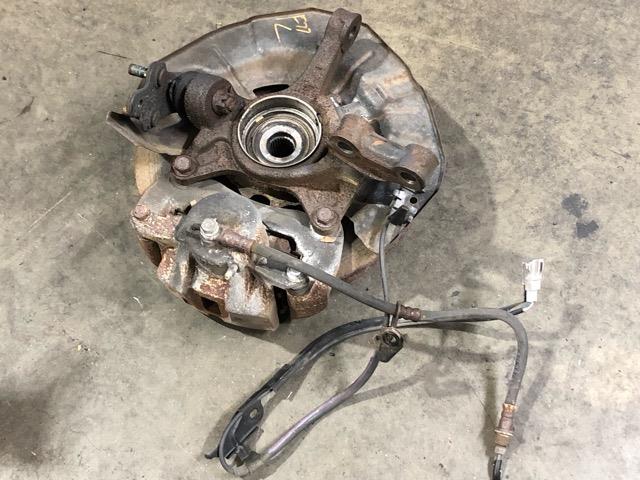 【中古】中古部品 ハリアー ACU30W 左フロントナックルハブ 【3330530100-000005356844340】