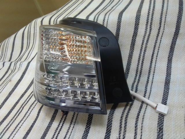 【中古】中古部品 レクサス HS ANF10 左ﾃｰﾙﾗﾝﾌﾟ 【3310540000-000025165615600】