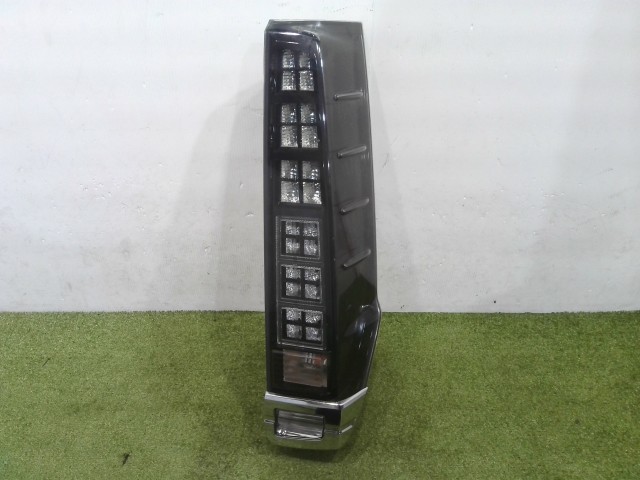 【中古】中古部品 ヴォクシー ZRR80W 右ﾃｰﾙﾗﾝﾌﾟ 【3310090100-202505034115500】