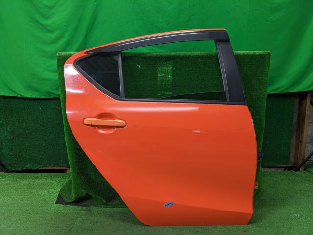 【中古】中古部品 アクア NHP10 右ﾘｱﾄﾞｱ 【3310200100-000021858013300】