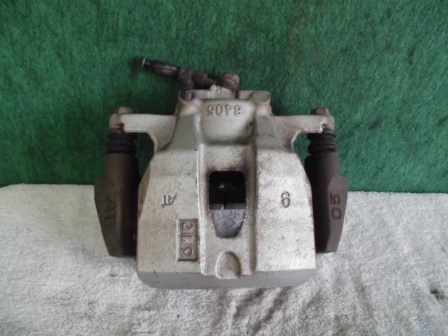 【中古】中古部品 ノア AZR60G 右ﾌﾛﾝﾄｷｬﾘﾊﾟｰ 【3310420000-000002354944330】