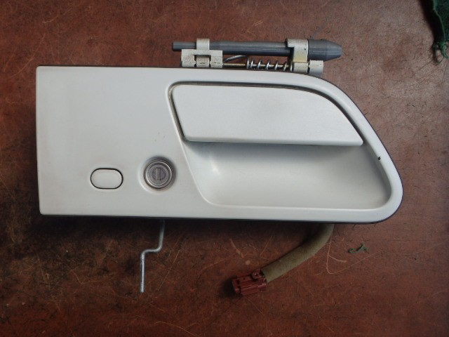 【中古】中古部品 エルグランド ME51 ｱｳﾀｰﾊﾝﾄﾞﾙ 【3331010800-000023248917250】