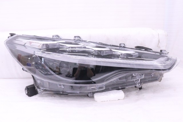 【中古】中古部品 カローラクロス ZSG10 右ﾍｯﾄﾞﾗﾝﾌﾟ 【3260520000-250531500410800】