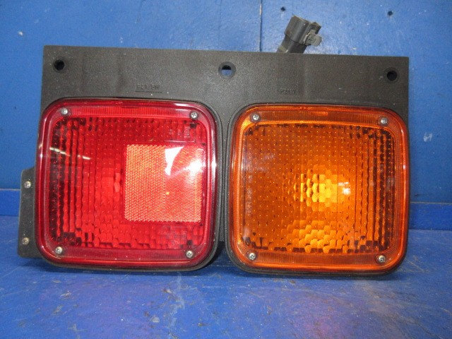 【中古】中古部品 UDトラクター GK5XAE 左ﾃｰﾙﾗﾝﾌﾟ 【3310270100-000014793115600】