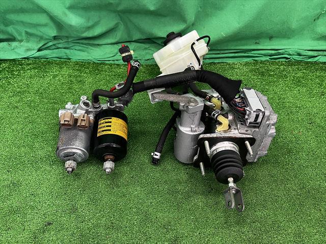 【中古】中古部品 プリウスα ZVW41W ABSｱｸﾁｭｴｰﾀｰ 【3330240100-002025568642500】｜e-cleマート