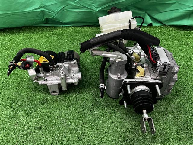 【中古】中古部品 プリウス ZVW30 ABSｱｸﾁｭｴｰﾀｰ 【3330240100-002025569042500】