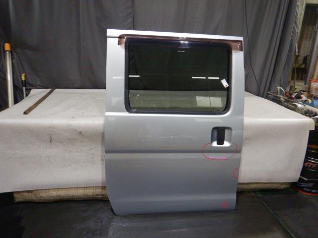 【中古】中古部品 ハイゼット S321V 右ﾘｱﾄﾞｱ 【3330810100-250613000313300】