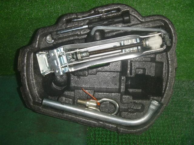 【中古】中古部品 VW ゴルフ 1JAUM 車載工具 【3330370100-000253009377700】