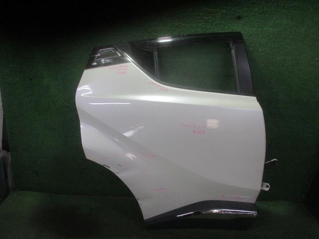 【中古】中古部品 Ｃ－ＨＲ ZYX10 右ﾘｱﾄﾞｱ 【3500080000-250520000513300】