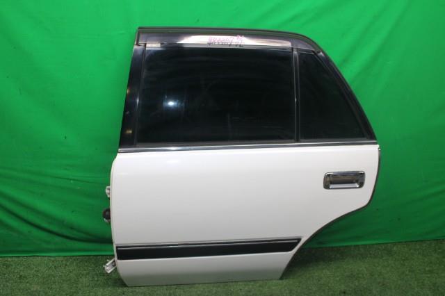【中古】中古部品 クラウン GS151H 左ﾘｱﾄﾞｱ 【3330950100-000040220713400】