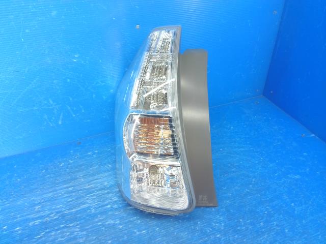 【中古】中古部品 プリウスα ZVW41W 左ﾃｰﾙﾗﾝﾌﾟ 【3310550000-250524001115600】