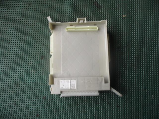 【中古】中古部品 マークＸ GRX130 ﾋｭｰｽﾞﾎﾞｯｸｽ 【3310190100-000255005567800】