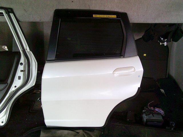 【中古】中古部品 フィット GP1 左ﾘｱﾄﾞｱ 【3330220100-250624000213400】