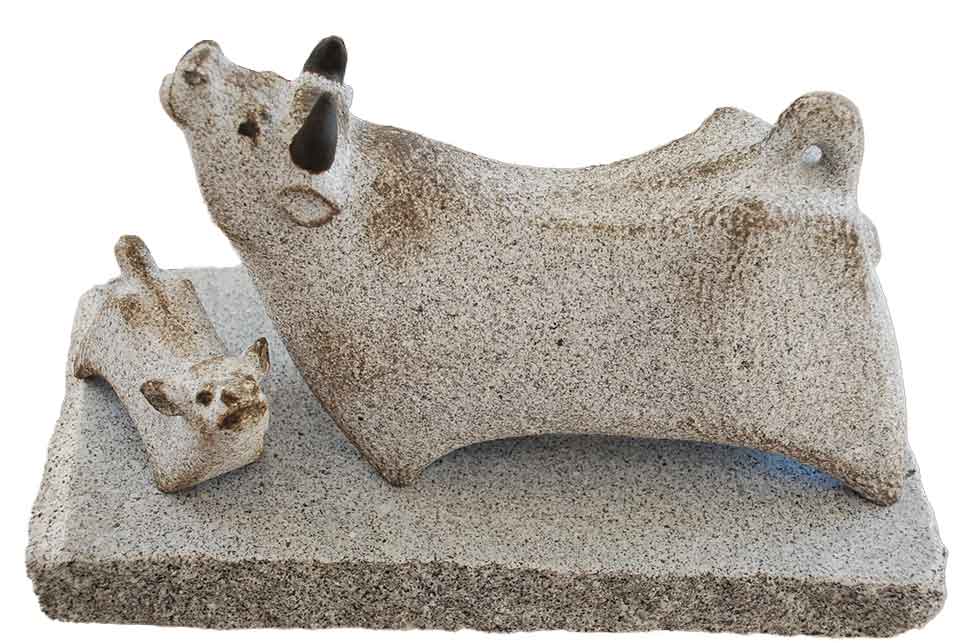 【限定品】　【国産】　【干支】　【置物】 温かみのある磯貝彫刻 丑(うし)親子の石の彫刻品　着色 【送料無料】