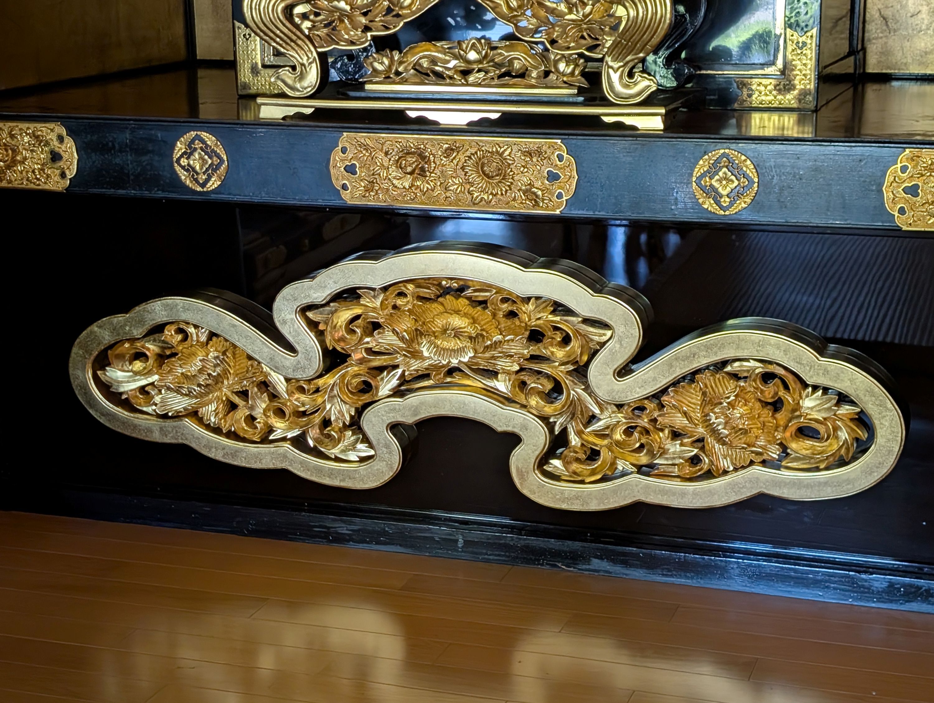 上壇下扇子刻みつける お寺さま仏具