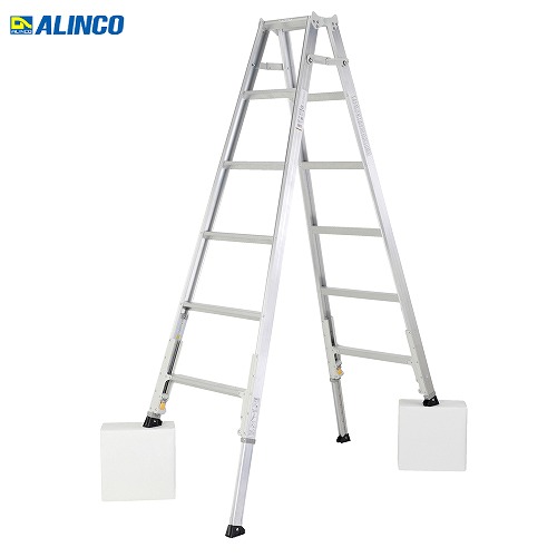【LINEクーポン配布中】伸縮脚付専用脚立 KARU アルインコ ALINCO [KARU-210] 天板高さ1.70～1.99m 6～7尺 ダブルロック 軽すぎる伸縮脚立 法人様限定 メーカー直送｜e-キッチンマテリアル