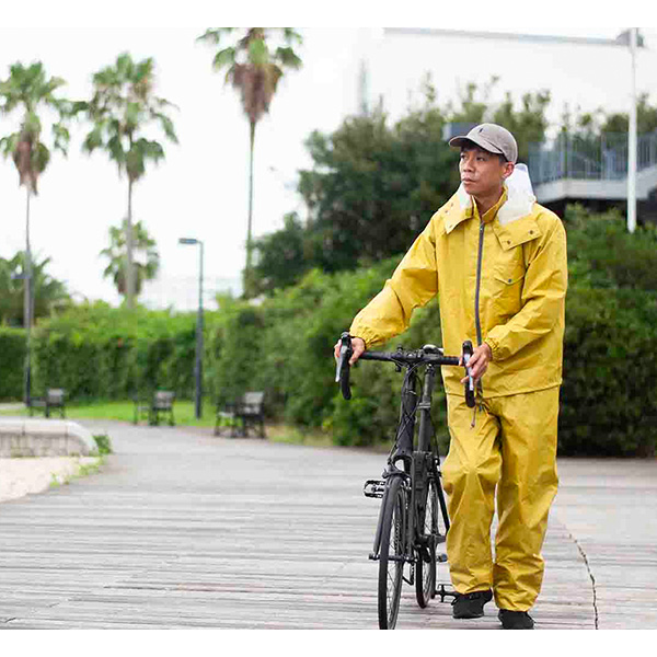 自転車通勤 強い雨でも中まで染みてこないお洒落なレインウェアのおすすめランキング キテミヨ Kitemiyo