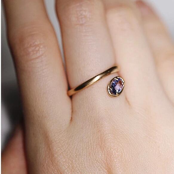 〈18金・プラチナ〉タンザナイト spiral ring【12月の誕生石】 ファセットカット 爪留め マット加工 K18 ゴールド ピンクゴールド スパイラル スクリュー 高級感 上質 上品 フォークリング ピンキーリング ブルーゾイサイト【受注生産】