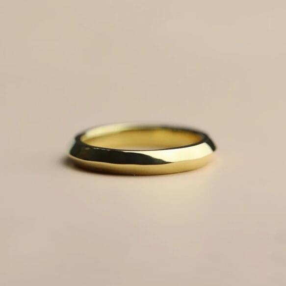 〈18金・プラチナ〉リング　“chevron” 1.5mm厚　2号～16号 K18 ゴールドリング 地金リング ピンキーリング ゴールド 華奢指輪 大きいサイズ指輪 高級感 ペアリングにお勧め シンプル 山型リング エッジ　送料無料【受注生産】
