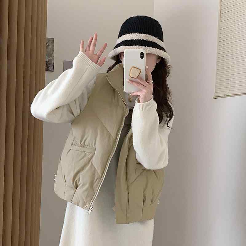 ベスト レディース ダウン風 中綿 短め丈 秋冬 ゆったり あったか スタンドカラー アウター ポケット付き ブラック オフホワイト カーキ