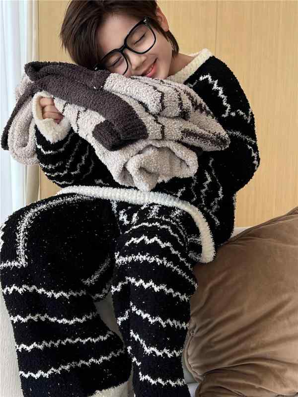 子供用ルームウェア 秋冬 あったか裏起毛 ボーダー柄 パジャマ 上下セット 90cm 100cm 110cm 120cm 130cm 白 黒