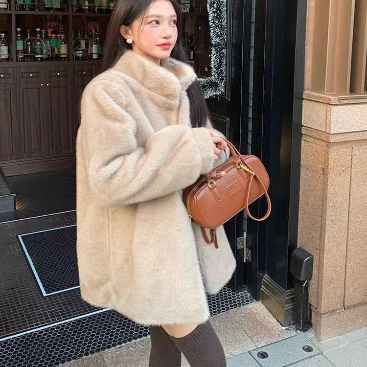 ファーコート レディース ミドル丈 ミンク風 フェイクファー ゆったり 体型カバー ミルクティー ベージュ オフホワイト 立襟 長袖 ポケット付き 普段使い 私服 かわいい あったか 秋冬