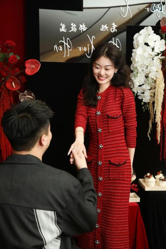 ワンピース レディース 秋冬 赤 ニット 長袖 高腰 Aライン パーティードレス フォーマル 結婚式 二次会 お呼ばれ 包臀 タイト 着痩せ かわいい 上品 きれいめ エレガント 高見え 韓国風 ファッション 新年 デート 旅行