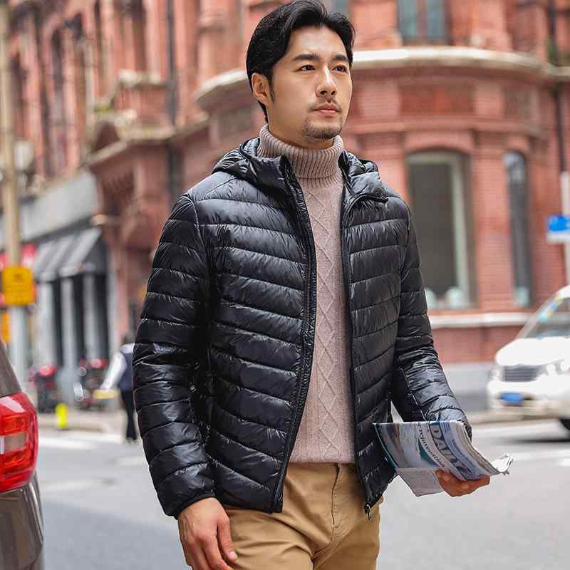 ダウンジャケット メンズ 男性用 軽量 薄手 ショート丈 防寒 保温 フード付き 持ち運び コンパクト アウター 冬 カジュアル スポーティー 合体型 ポリエステル 繊維 黒 ブラック グレー 紺 ネイビー 赤 ワインレッド 緑 カーキ ブルー S M