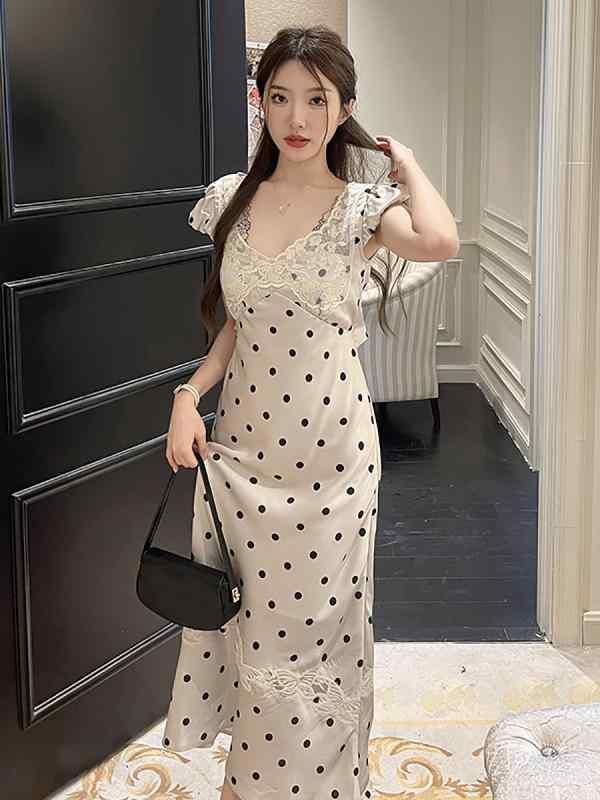 ワンピース 女性用 春夏 白色 波点 プリント 接触冷感 ポリエステル 素材 スリット デザイン ハイウエスト 切り替え ミディ丈 包み込み シルエット Vネック ノースリーブ 膝丈 スカート 軽量 通勤 スタイル かわいい 気質 エレガント デイリー