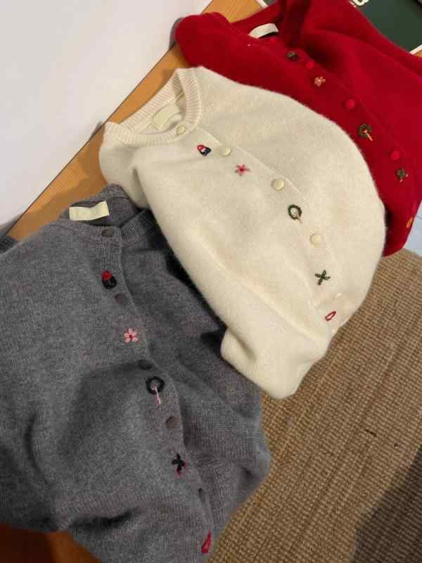 カーディガン レディース 秋冬 ニット トップス 韓国風 刺・墸 ウール ゆったり 体型カバー ドロップショルダー ラウンドネック 深灰色 ワインレッド オフホワイト