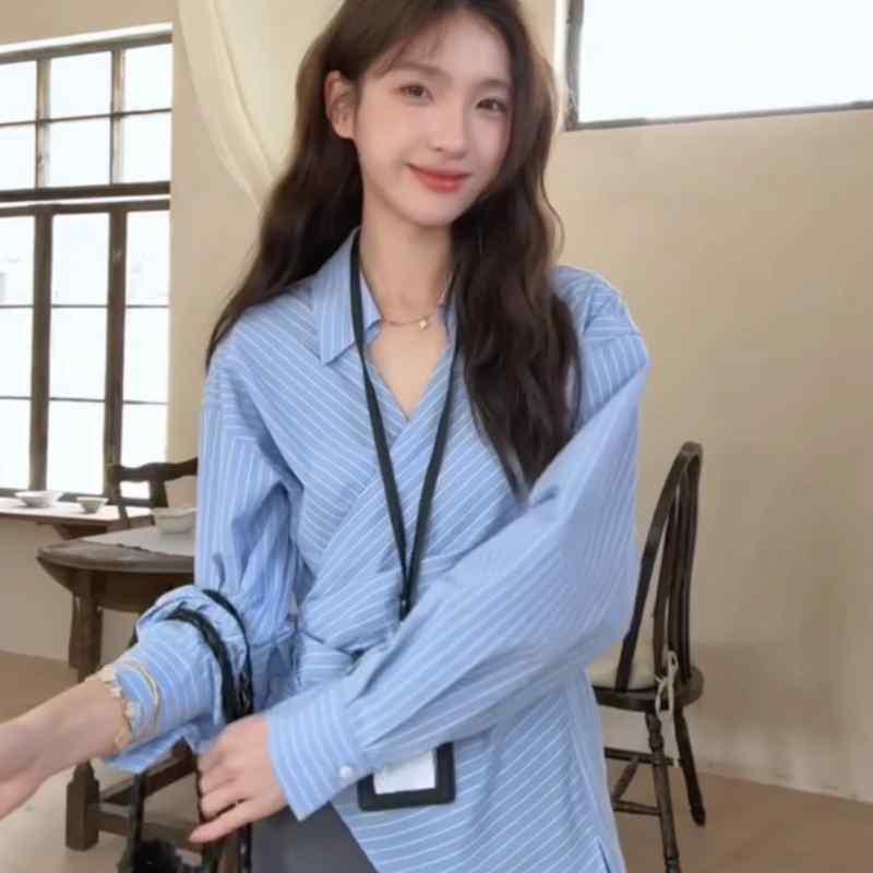 シャツ 女性用 韓国風 春季 条紋 長袖 ワイドシルエット サイドベルト ウエストシェイプ クロスデザイン 小襟 切り替え ポロ襟 ラックスポーツ 私服 御姐スタイル ブルー ホワイト 綿混 伸縮性 吸湿速乾 軽量 日常使い 通勤 トップス ブラウス ゆ