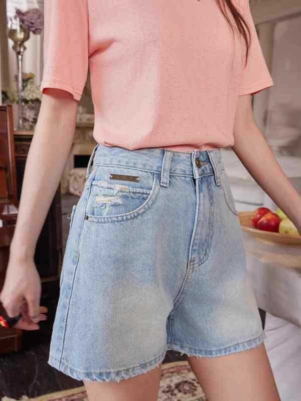 レディース 牛仔 ショートパンツ 春夏 高腰 ワイドレッグ 直筒 軽量 伸縮性 吸湿速乾 浅ブルー ライトウォッシュ ゆったりシルエット スリム効果 デニム 素材 私服 コーデ 普段使い ハイウエスト 膝上丈 ビッグシルエット カジュアル