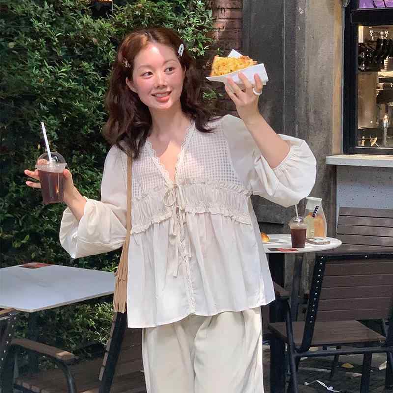 長袖シャツ 女性用 秋冬 Vネック レース 花柄 木耳エッジ 系帯 綿素材 切り替えデザイン ランプシェイドスリーブ ルーズフィット かわいい 韓国風 日韓スタイル 杏色 ホワイト 接触冷感 吸湿速乾 軽量 通勤 普段使い