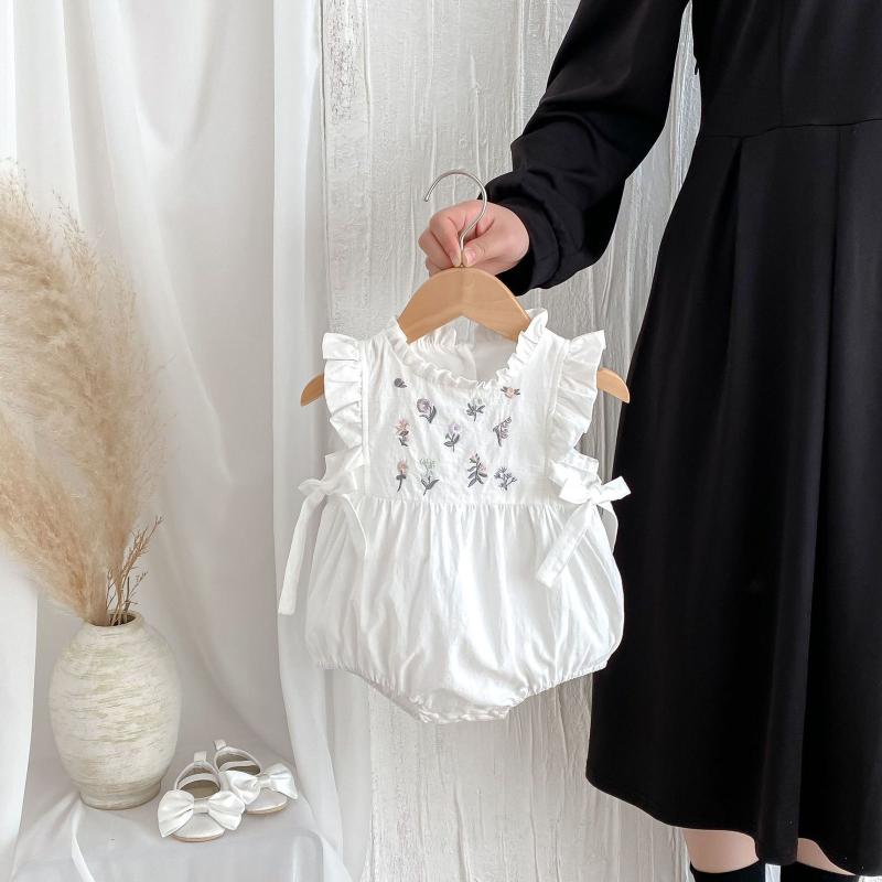 ベビー服 女の子 ロンパース カバーオール 春夏 半袖 コットン 花柄 刺繍 蝶結び フリル袖 かわいい おしゃれ 66cm 73cm 80cm 90cm ヘアバンド付き