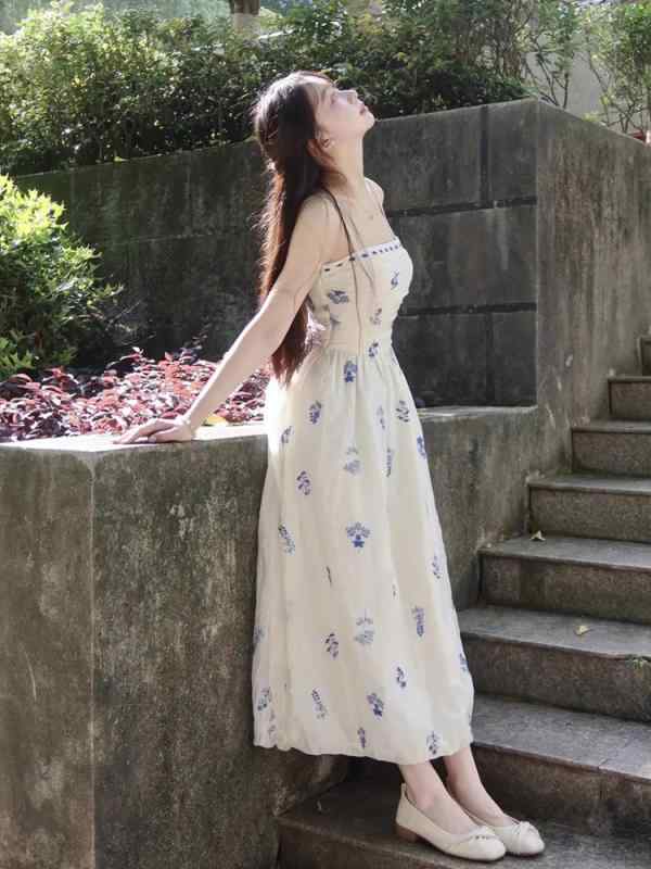 ワンピース レディース 春夏 ノースリーブ Aライン 高見え 清楚系 きれいめ ロングワンピース フラワープリント ポリエステル ホワイト ブルー 高腰 ギャザー ゆったり 通勤 デート お呼ばれ