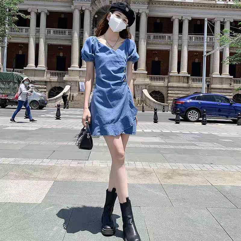 ワンピース 女性用 夏 デニム 短丈 Aライン フレア スカート ハイウエスト Vネック 泡泡袖 ボタン 装飾 切り替え デザイン 接触冷感 綿混 素材 軽量 伸縮性 吸湿速乾 ブルー かわいい スタイル 普段使い 通勤 スリム 効果 大きめ サイズ 対