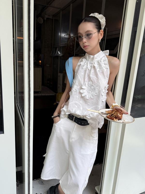 ブラウス レディース 花柄 丸首 ルーズフィット 肩掛け 肩出し 街頭スタイル 女性用 夏服 ポリエステル 微弾性 白色 接触冷感 軽量 吸湿速乾 植物プリント 個性派 普段使い オフショルダー トップス かわいい シンプル 伸縮性 通勤対応 アウトドア