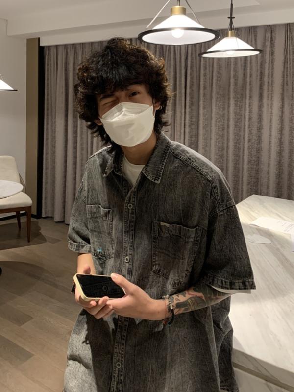 シャツ 男性用 半袖 ウォッシュ加工 デニム ルーズフィット レトロ カジュアル 開襟 ブラック ブルー 春夏