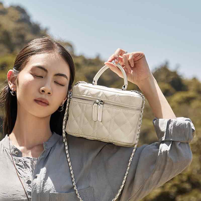 御徒面子 レディース ショルダーバッグ ミニ 水桶型 鞄 曲がったがけ 飛び切り感 本革 チェーン店 スマホポーチ付き添い人 お出かけ デイリー青少年 米白いこと 赤銅色 黒いこと
