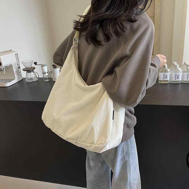 斜めがけ バッグ 女性用 大容量 トートバッグ 通学用 通勤用 シングルショルダーバッグ 日系 帆布 ナイロン 米白色 ブラック オレンジ ライトグリーン 無性別 横型 方形 ソフト 車縫い ステッチ 日常使い 軽量 肩掛け 収納ポケット 携帯ポーチ 内